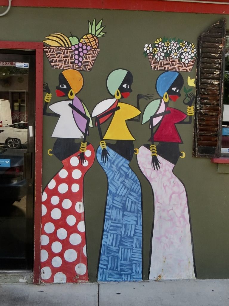 mural in Chicago by artist unknown.