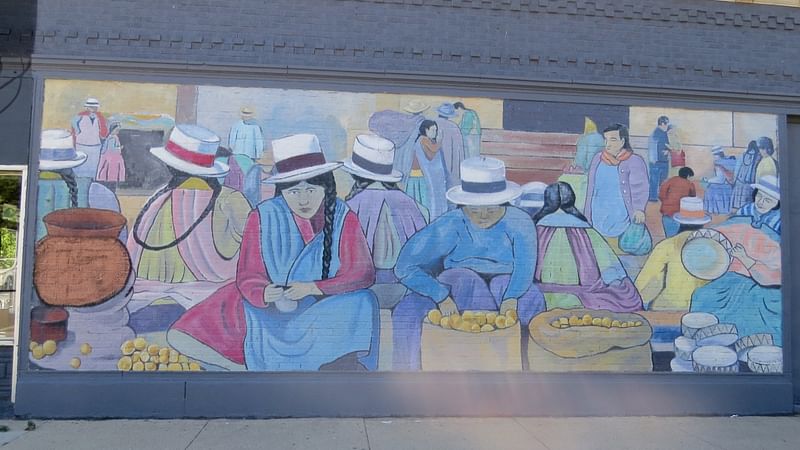 mural in Chicago by artist unknown.