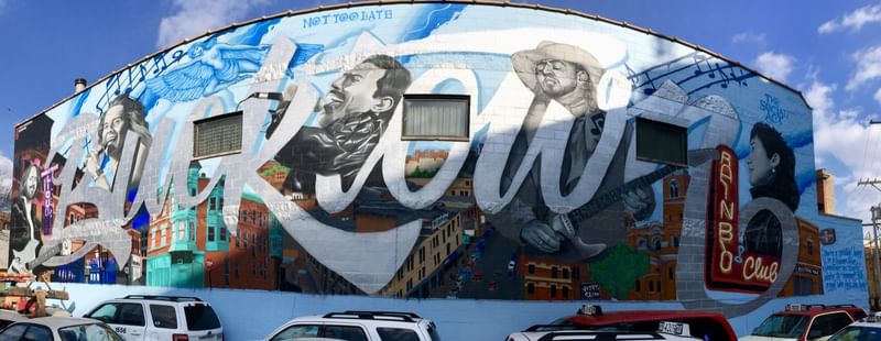 mural in Chicago by artist Menace Resa.