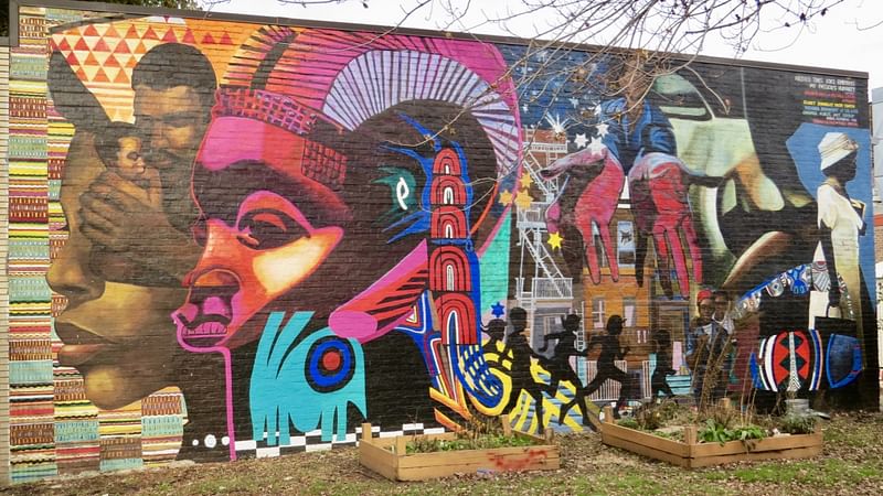 mural in Chicago by artist unknown.