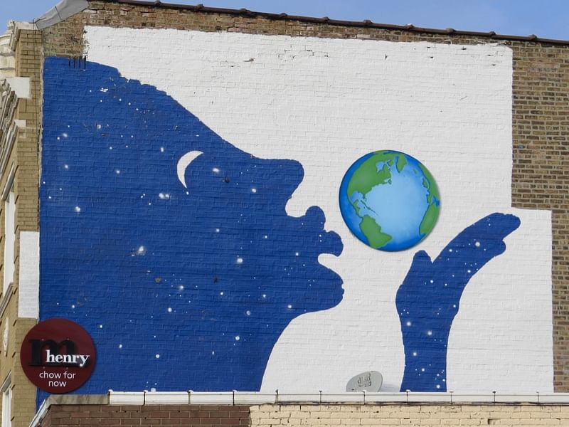 mural in Chicago by artist unknown.
