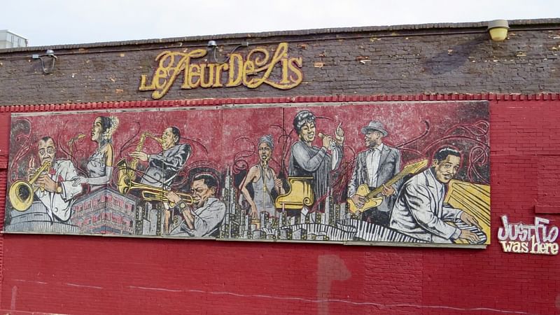 mural in Chicago by artist unknown.