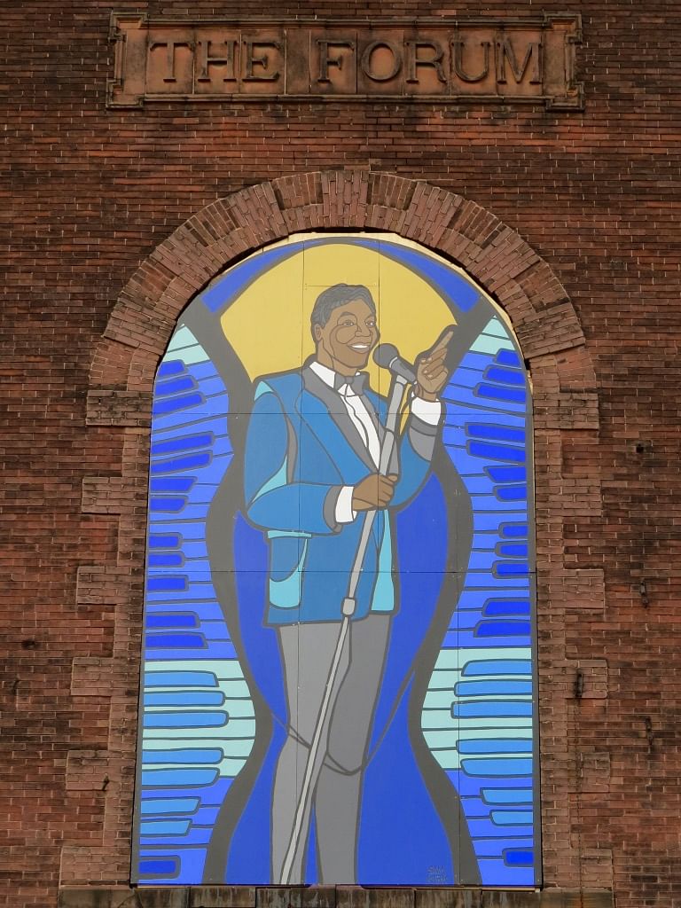 mural in Chicago by artist unknown.