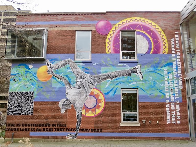 mural in Chicago by artist unknown.
