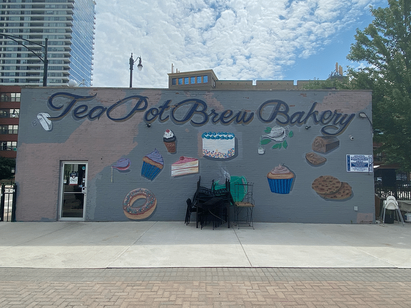 mural in Chicago by artist unknown.