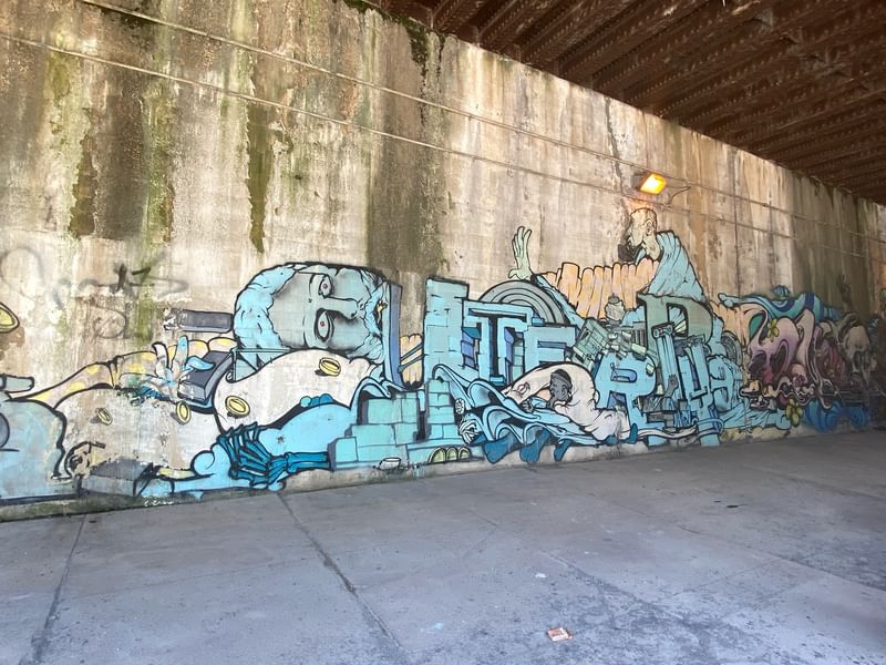 mural in Chicago by artist Uter.