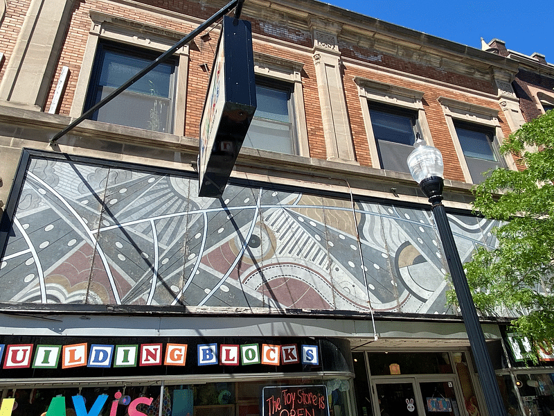 mural in Chicago by artist unknown.