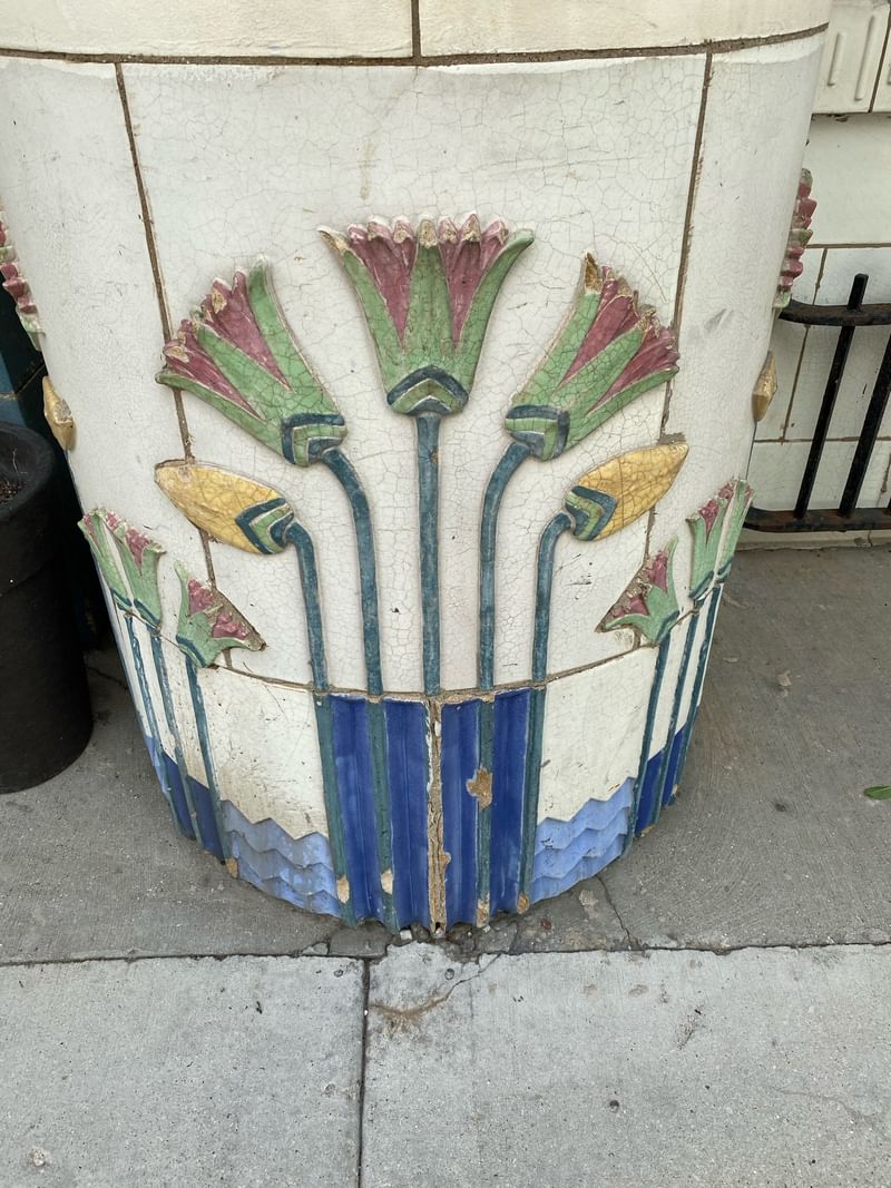 mural in Chicago by artist unknown.