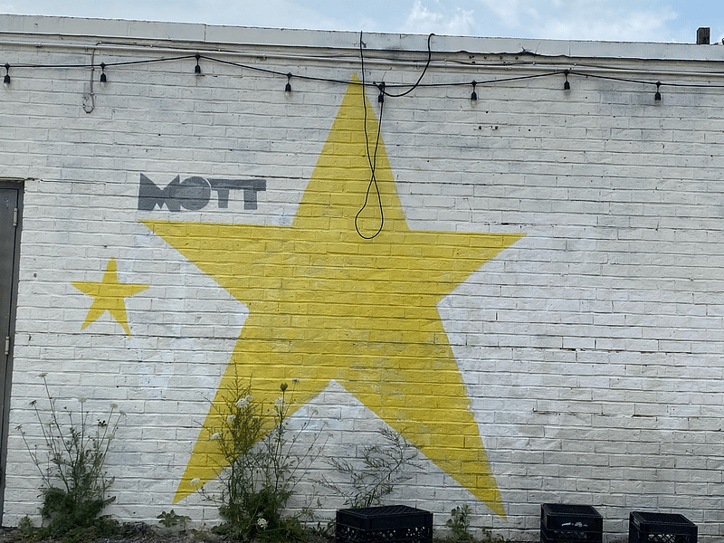 mural in Chicago by artist unknown.