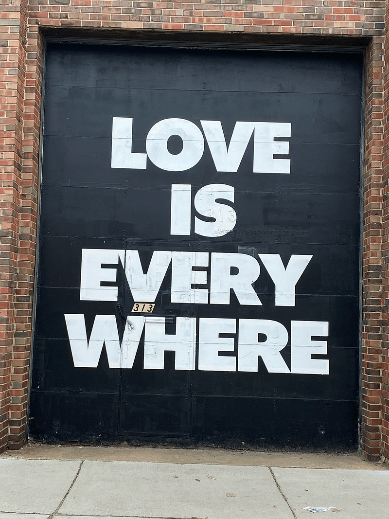 mural in Chicago by artist unknown.