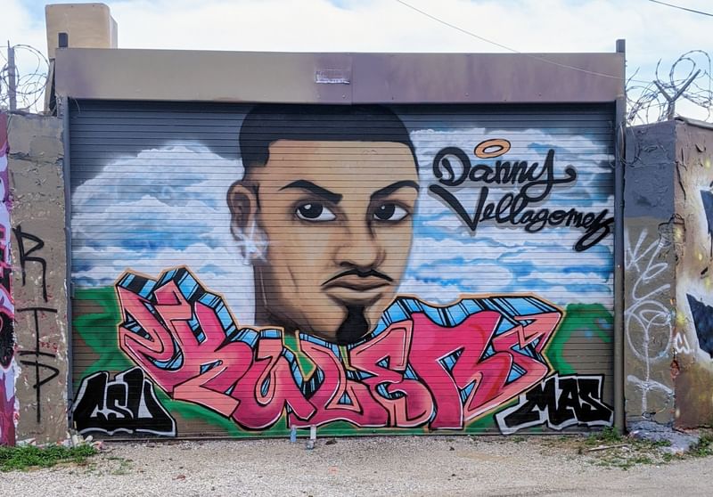 mural in Chicago by artist unknown.