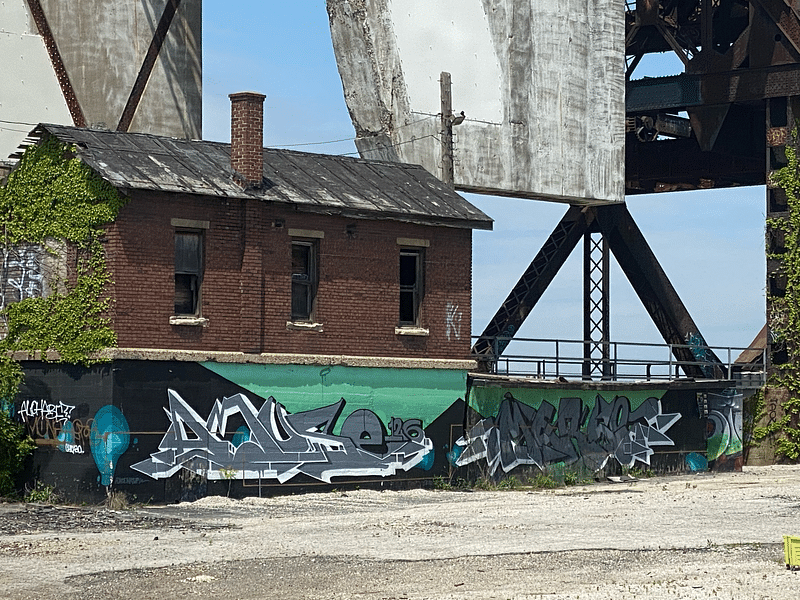 mural in  by artist unknown.