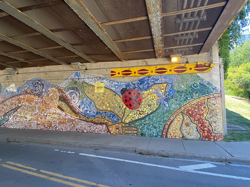 mural in Chicago by artist unknown.