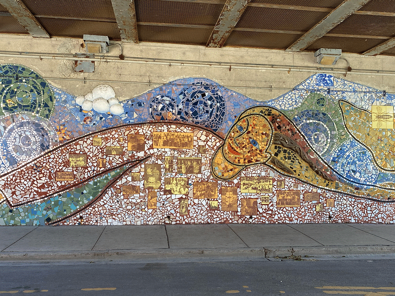 mural in Chicago by artist unknown.