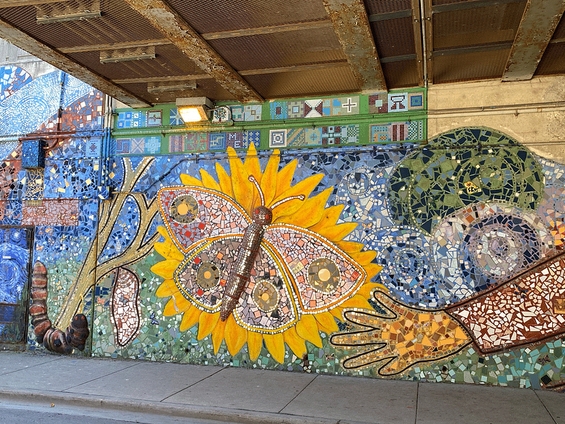mural in Chicago by artist unknown.