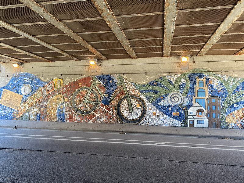 mural in Chicago by artist unknown.