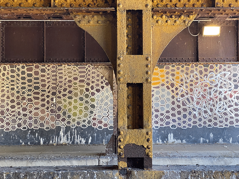 mural in Chicago by artist unknown.
