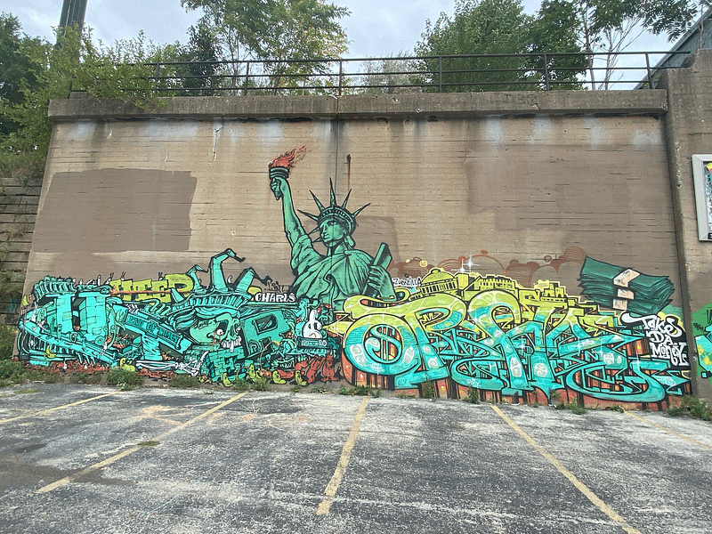 mural in Chicago by artist Uter.