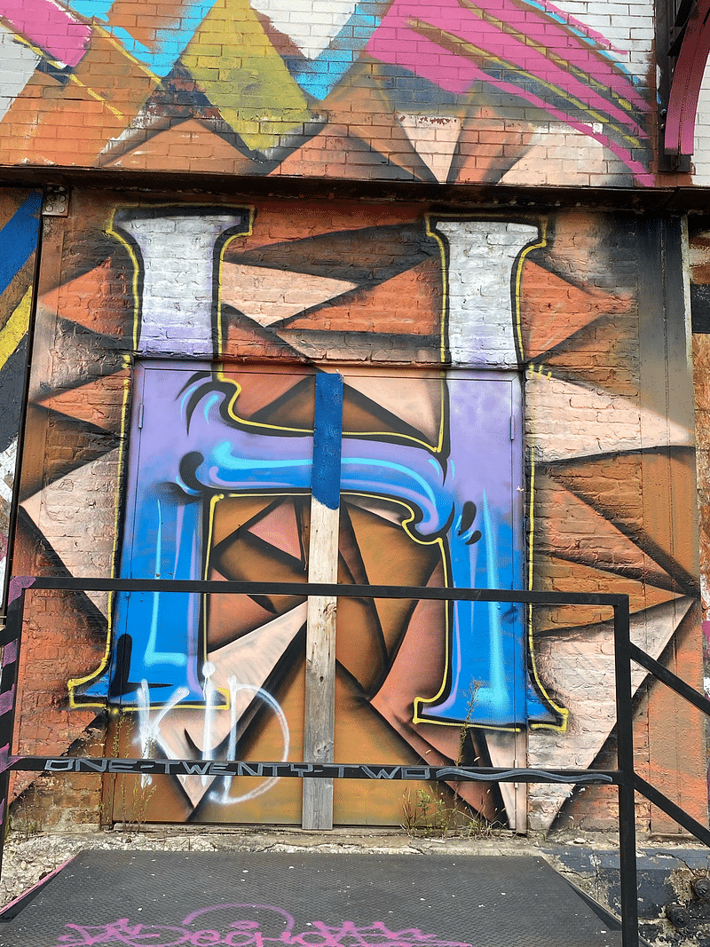 mural in Chicago by artist unknown.