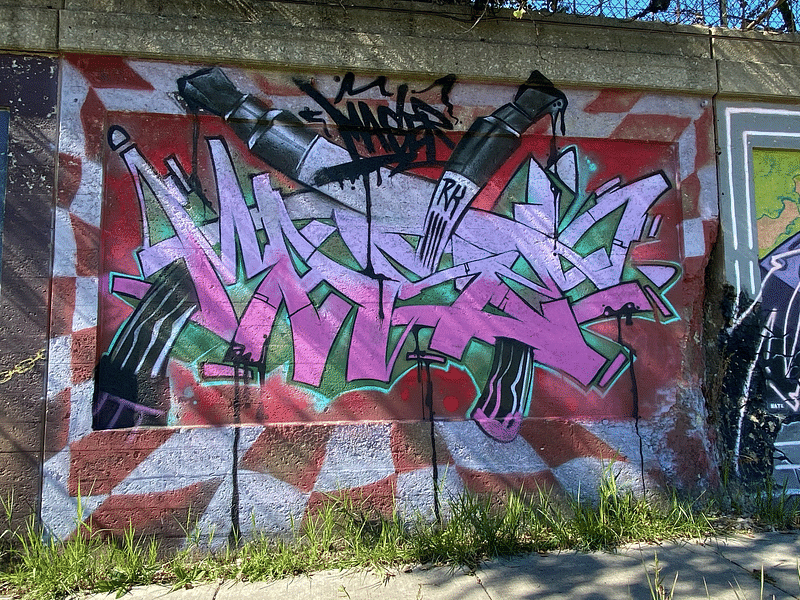 mural in Chicago by artist unknown.