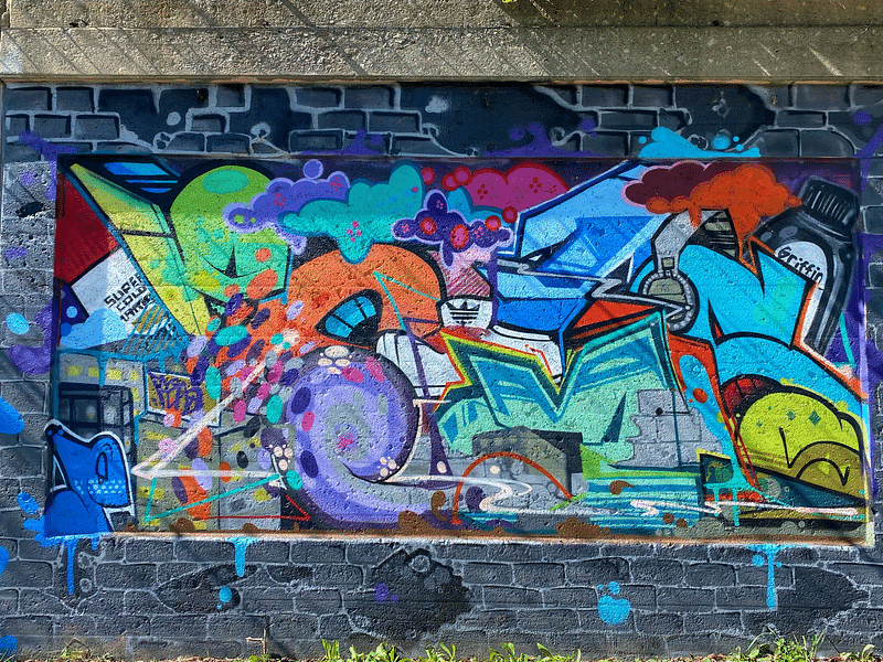 mural in Chicago by artist unknown.