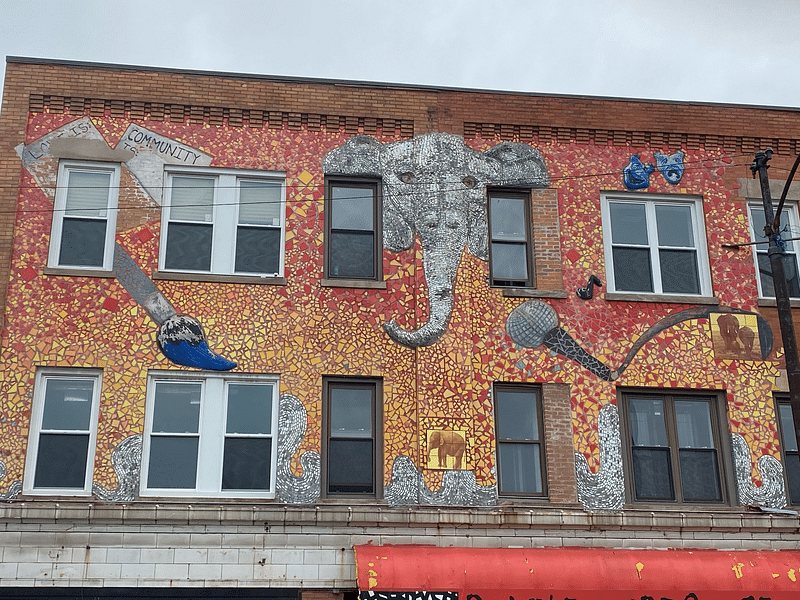 mural in Chicago by artist unknown.