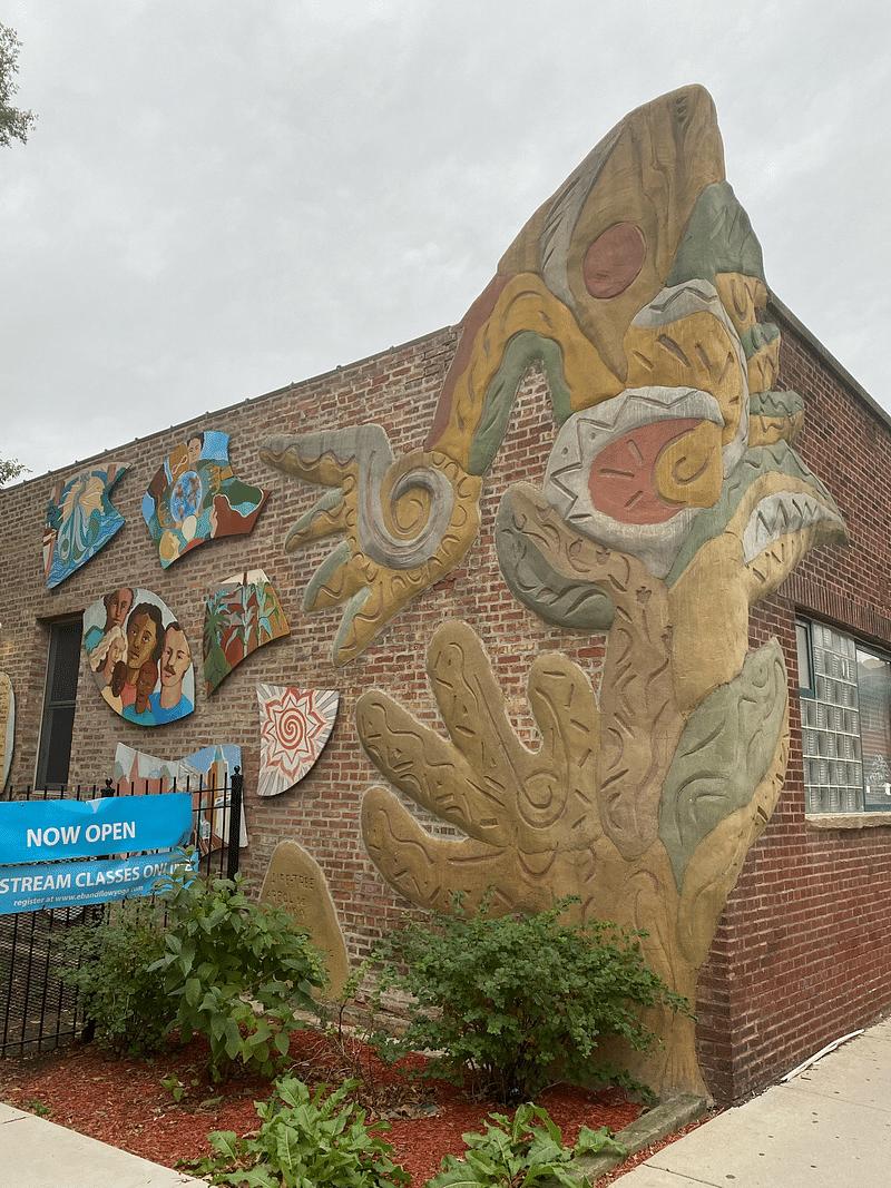 mural in Chicago by artist unknown.