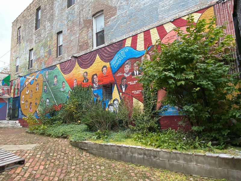 mural in Chicago by artist unknown.