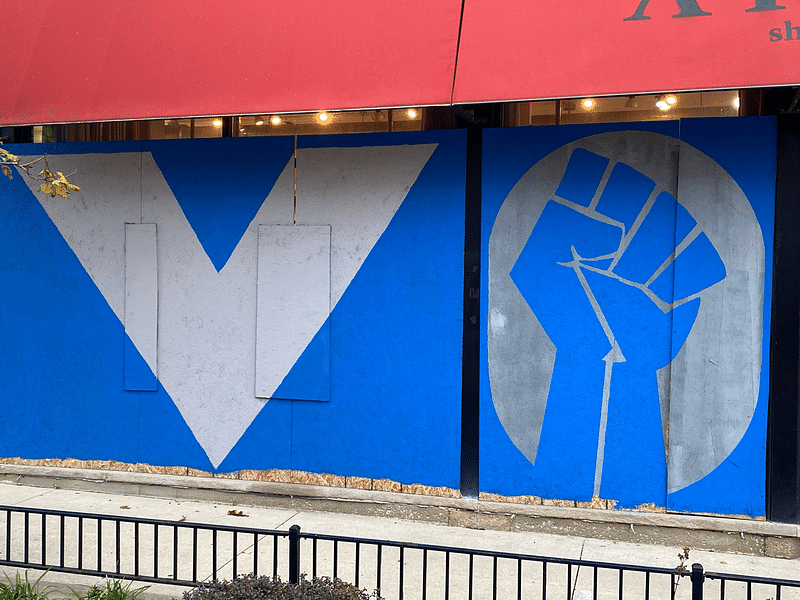 mural in Chicago by artist unknown.