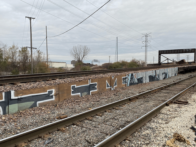 mural in Chicago by artist unknown.