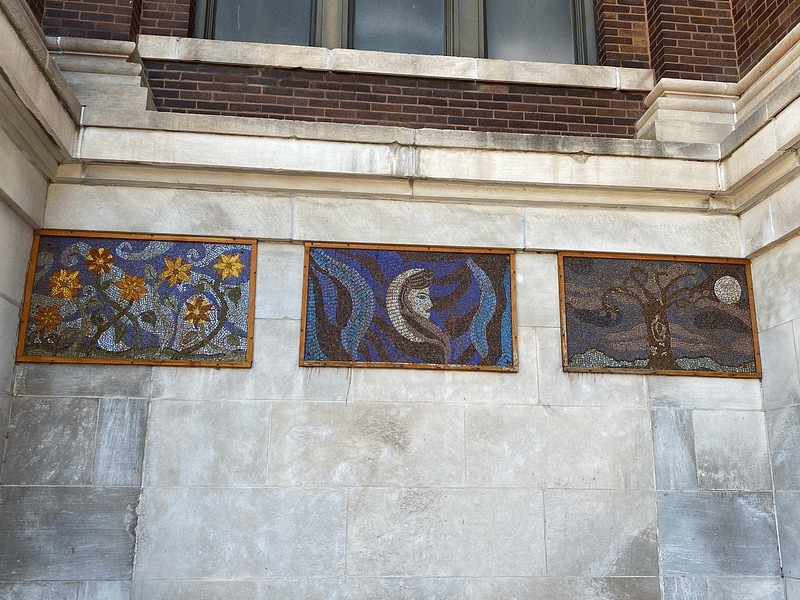 mural in Chicago by artist unknown.
