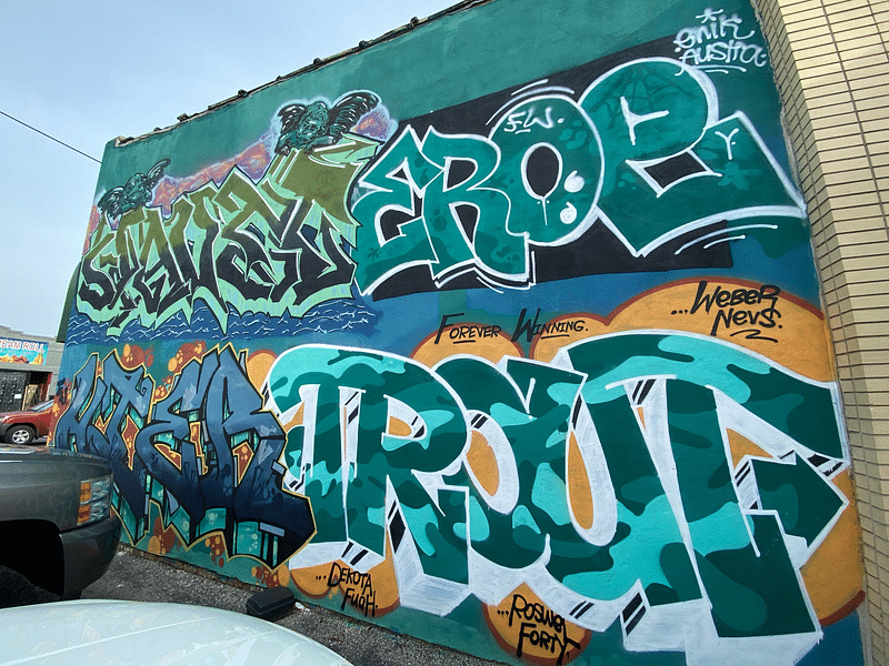 mural in Chicago by artist unknown.