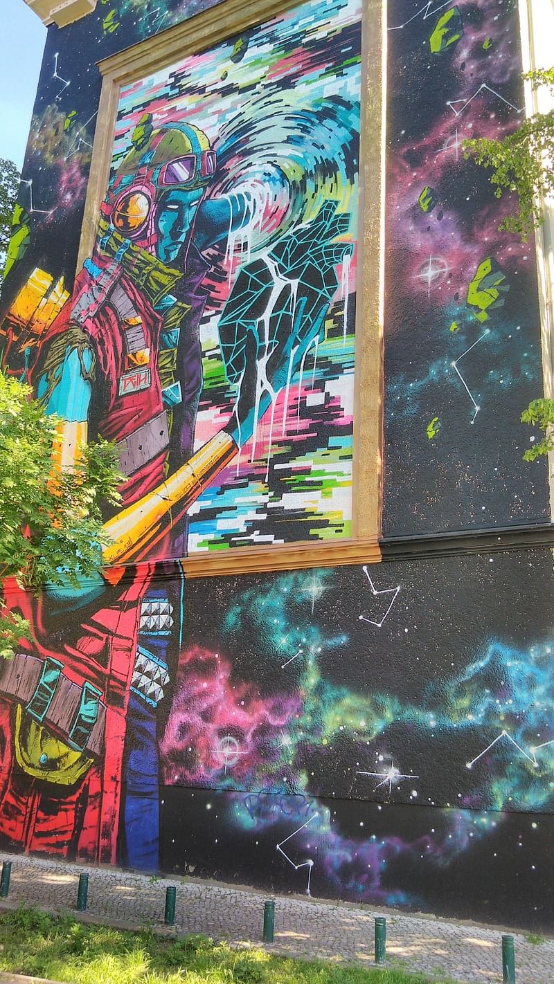 mural in Berlin by artist Deih.