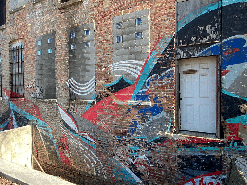 mural in Chicago by artist unknown.