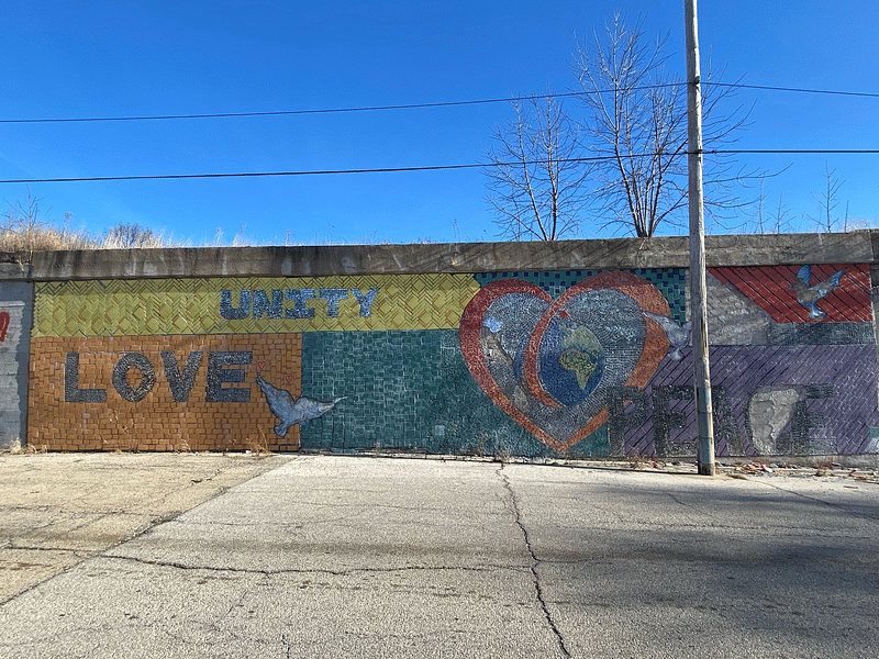 mural in Chicago by artist unknown.