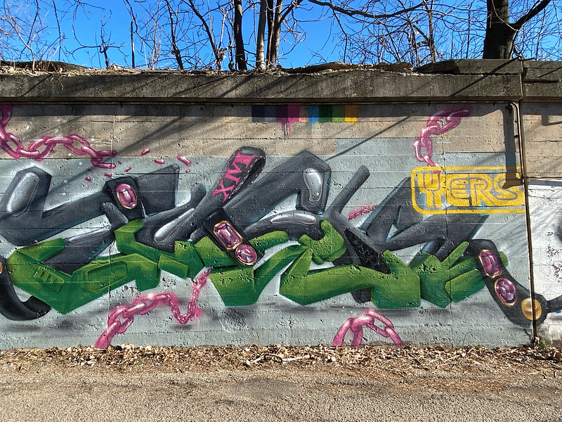 mural in Chicago by artist unknown.