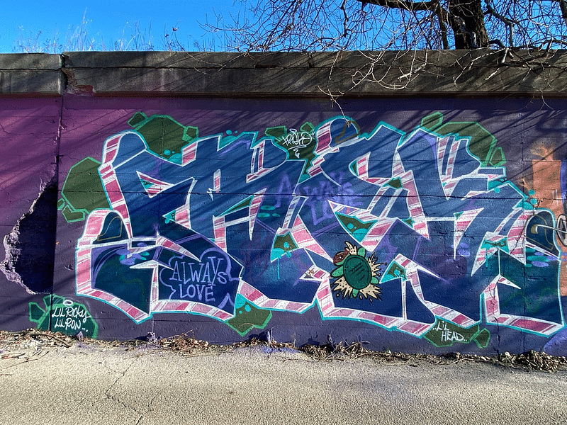 mural in Chicago by artist unknown.