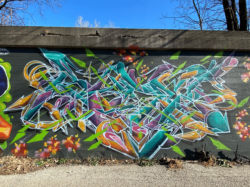 mural in Chicago by artist unknown.