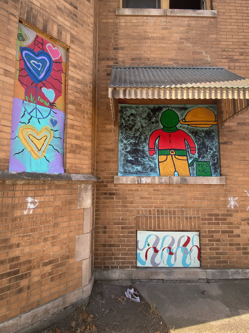 mural in Chicago by artist unknown.