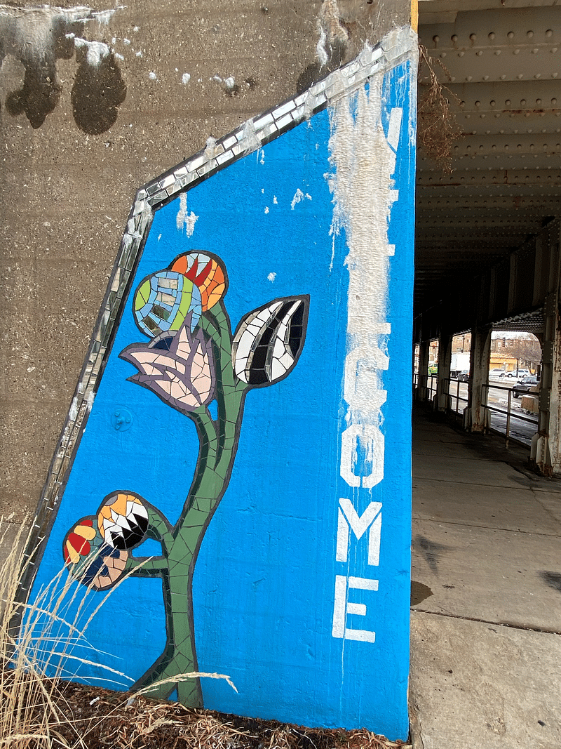 mural in Chicago by artist unknown.