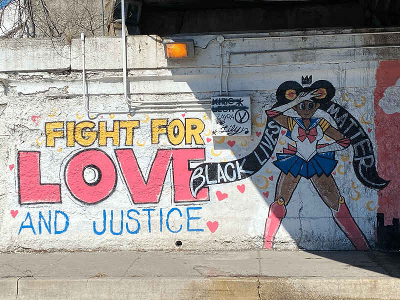mural in Chicago by artist unknown.
