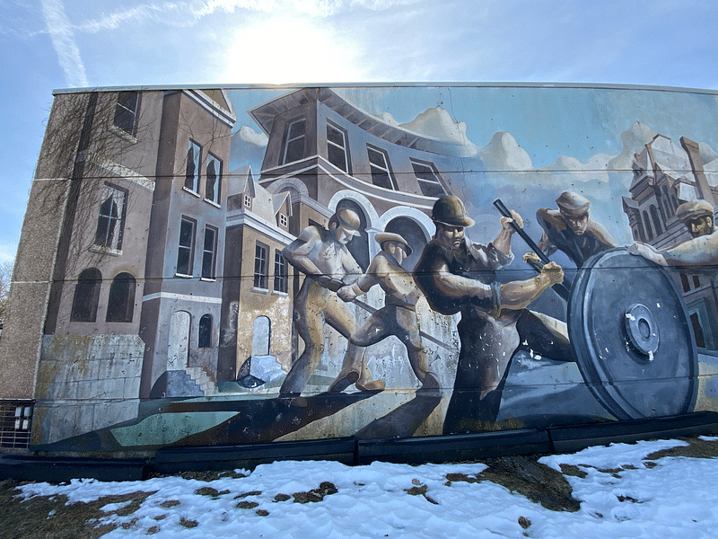 mural in Chicago by artist unknown.