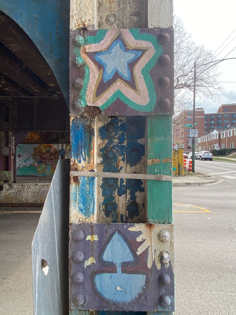 mural in Chicago by artist unknown.