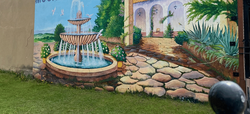 mural in Chicago by artist unknown.