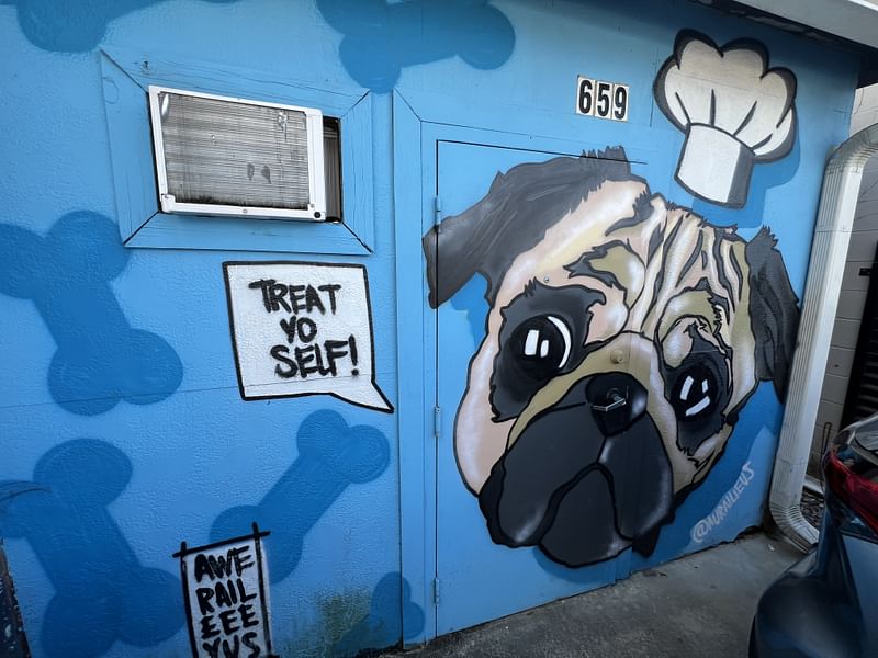 mural in St. Petersburg by artist unknown.