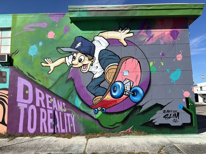 mural in St. Petersburg by artist unknown.