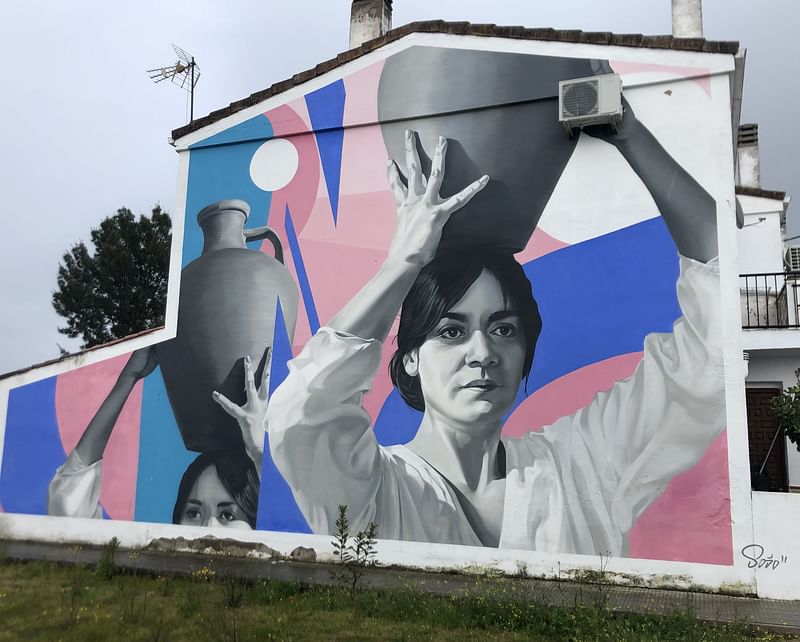 mural in Zarza la Mayor by artist Sojo.