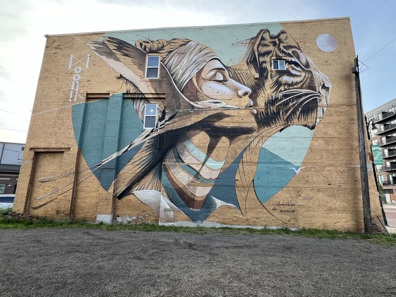 mural in Detroit by artist Hans Valor.
