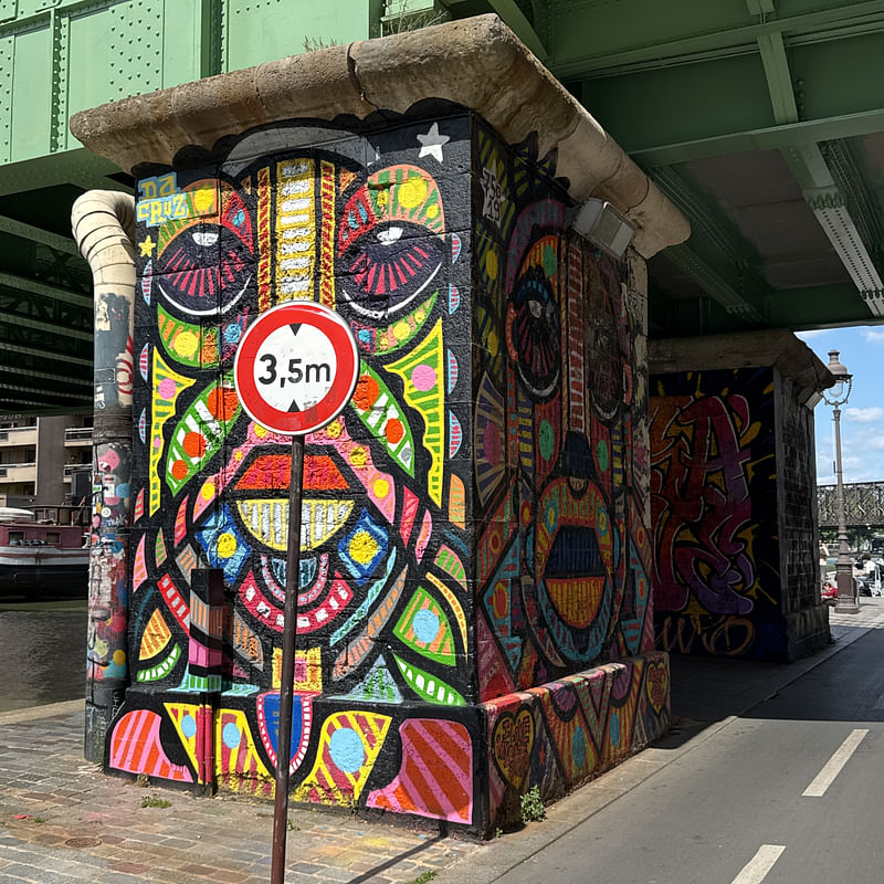 mural in Paris by artist Da Cruz.