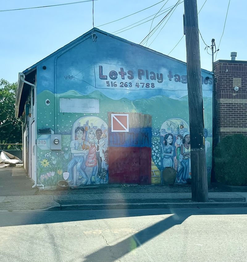 mural in Woodmere by artist unknown.